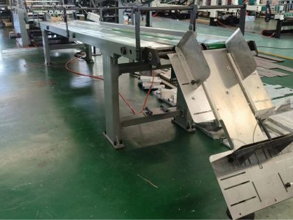 Valve bag discharging unit
