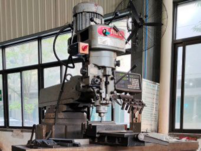 Versatile rocker arm milling machine for components milling
